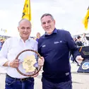 ADAC Motorsportchef Thomas Voss überreichte am Sachsenring dem Vorsitzenden des ADAC Sachsen e.V., Klaus Klötzner, symbolisch ein Lenkrad