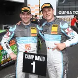 Im ADAC GT Masters holte der ehemalige Förderfahrer Marvin Kirchhöfer (r.) seinen zweiten Saisonsieg