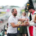 Der zweimalige DTM-Champion Gary Paffett bei der Pokalübergabe in der ADAC GT4 Germany