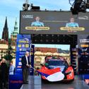Der tschechische Staatspräsident Petr Pavel gab vor der Kulisse des Präsidentenpalastes auf dem Hradchin das Startsignal für die zweite Auflage der Central European Rally