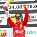 Erstmals stemmte Conrad Laursen (16/DNK/Prema Racing) in der ADAC Formel 4 den Siegerpokal in die Höhe