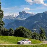 Einzigartiges Ambiente: Die Corsa Rally Electric vor der herrlichen Alpen-Kulisse
