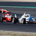 Taylor Barnard und Andrea Kimi Antonelli im Duell auf der Strecke und um den Titel in der ADAC Formel 4