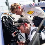Gaming-Star MontanaBlack schaute sich den Ford Mustang GT3 von ADAC GT Masters-Pilot Max Reis an