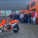 Vertreter der sechs permanenten ADAC MX Academy-Standorte sowie der mobilen Einheit haben die Maschinen persönlich bei KTM abgeholt