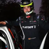 Marijan Griebel überglücklich mit seinem Titelgewinn für Peugeot