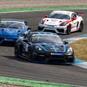 Nikodem Sobczyk (vorne) möchte in der Porsche Sprint Challenge Deutschland GT4 weitere Podestplätze sammeln (Foto: Porsche Sports Cup Deutschland)