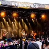 Dick Brave sorgt für Festival-Stimmung beim DTM-Finale