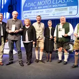 Die Gesamtsieger der ADAC Moto Classic 2019 mit ADAC Klassik-Referent Prof. Dr. Mario Theissen