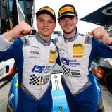 Simon Connor Primm und Finn Zulauf gewannen in ihr erstes ADAC GT Masters Rennen