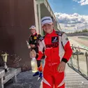 Elias Olsen feiert seinen Sieg am Lausitzring (Foto: Tourenwagen Junior Cup)