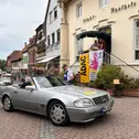 Das Siegerteam der ADAC Deutschland Klassik 2025 war in einem Mercedes-Benz 300 SL (R 129) von 1992 unterwegs