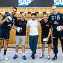 Philipp Ahouansou, Marvin Dienst, Jusuf Owega, Patric Niederhauser und David Späth (l-r) bei einer gemeinsamen Handball-Session
