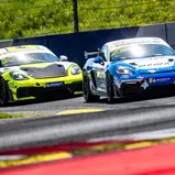 Joep Breedveld (vorne) gewann beide Rennen der Porsche Sprint Challenge Deutschland GT4, Tim Horrell (hinten) konnte seinen zweiten Platz hingegen nicht halten (Foto: Porsche Sports Cup)