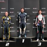 Siegerehrung der Porsche Sprint Challenge Deutschland GT3: Joel Hohmann (links), Sieger Jan Antoszewski (Mitte), Mads K. Ljungberg (links). (Foto: Porsche Sports Cup Deutschland)