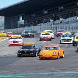 Start zum DMV Classic Masters mit Thomas Röpke im orangefarbenen Porsche an der Spitze des Feldes. (Foto: Patrick Holzer)