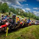 Das ADAC MX Masters-Feld jagt den Tabellenführer Max Nagl (12), der bislang in dieser Saison alle Veranstaltungen gewinnen konnte