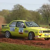 Staub aufgewirbelt: Olaf Müller im BMW 320is