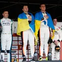 Die Ukrainer Konstantin Gutsul (3. v.l.) und Ivan Peklin (4. v.l.) feiern ihren Sieg im GT60 powered by Pirelli zusammen mit den zweitplatzierten Jannes Fittje (1. v.l.) und Friedel Bleifuss (2. v.l.) sowie Jay Mo Härtling (2. v.r.) und Julian Hanses (1. 