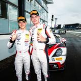 Simon Birch und Leo Pichler jubeln über ihre Podiumsplatzierung