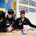 Beim Meet the Drivers erfüllen die Fahrer Autogrammwünsche