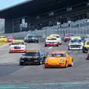 Start zum DMV Classic Masters mit Thomas Röpke im orangefarbenen Porsche an der Spitze des Feldes. (Foto: Patrick Holzer)