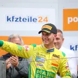 Fabian Vettel auf dem Podium des ADAC GT Masters