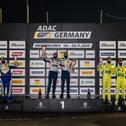 Das Meister-Podium der Saison 2020 in der ADAC GT4 Germany
