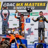 Tageswertung beim ADAC MX Youngster Cup v.l.n.r.: Camden Mc Lellan ( Südafrika / KTM / TBS Conversions KTM Racing Team ), Guillem Farres ( Spanien / KTM / Raths Motorsports ) und Maximilian Spies ( Deutschland / KTM / Schmucker Racing / ADAC Berlin Brande