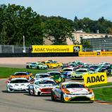 Der Aston Martin Vantage GT4 führt das volle Feld auf dem Sachsenring an