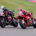 Das entscheidende Duell um den Sieg: Marco Bezzecchi gegen Marc Marquez (l-r)