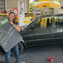 Technik-Fans erhalten am Stand des ADAC Tipps und Tricks von der versierten Mechanikerin Anna Matuschek
