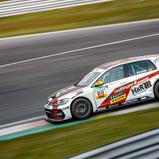 René Kircher steuert den VW Golf GTI TCR von Oettinger