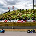 Gelbes Fahnenmeer auf den VR46-Fantribünen