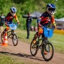 Bevor es auf die Motorräder geht, wird sich auf dem BMX Rad erwärmt