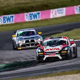 Titelduell zwischen dem Porsche von Zulauf/Knopp (vorne) und dem BMW von Schrey/Piana