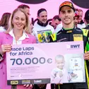 Anna Grubeck (Head of Sportsponsoring bei BWT) überreichte DTM-Champion Thomas Preining einen symbolischen Check