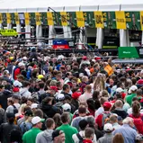 Beim Pitwalk kommen Fans den PS-starken Fahrzeugen und den DTM-Stars ganz nah