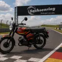Das „Simson S90 Sachsenring Motorrad Grand Prix Moped" im exklusiven Grand-Prix-Design.