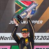 Mit dem Siegerpokal ganz oben auf dem DTM-Podium: Jordan Pepper 