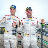 Valentino Catalano (links) und Markus Pommer (rechts) feiern den Gewinn des Fahrertitels