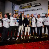 Die Meister feiern mit ihrem Team