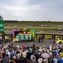 Viele Fans verfolgten die Siegerehrung am DTM-Podium im Fahrerlager