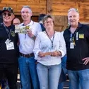 Siegerehrung auf der Messe-Alm (v.l.n.r.): Thomas Pfeiffer (Fahrtleiter), Roman Storz (1. Platz), Melanie Nabert (1. Platz) und Peter Martin (Projektleiter).