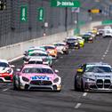 Der Mercedes-AMG GT4 von BWT Mücke Motorsport (li.) neben dem BMW von Schrey/Piana