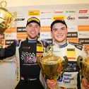 Luke Wankmüller (r.) feierte mit Teamkollege Tim Heinemann den ersten Sieg in der ADAC GT4 Germany