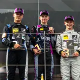 Das Podium nach Lauf zwei des ADAC Tourenwagen Junior Cup (v.l.n.r.): Noah Beckmann (Zweiter), Moritz Groneck (Sieger), Mattis Bachnick (Dritter) (Foto: ADAC Tourenwagen Junior Cup)