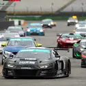 Uwe Alzen führt das Feld der STT in die ersten Kurve nach dem Start (Foto: STT)