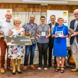 V.l.n.r: Heinrich und Sylvia Engesser (Platz 3, VW-Kastenwagen (Typ 21)), Elmar und Nicole Wagenbach (Platz 1, Chevrolet Corvette Sting Ray Convertible (C2)), Prof. Dr. Mario Theissen (ADAC Klassik Referent), Hermann und Maria Grewer (Platz 2, Mercedes-Be