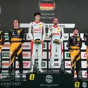 Porsche-Pilot Still (Mitte, re.) jubelt über den Heimsieg